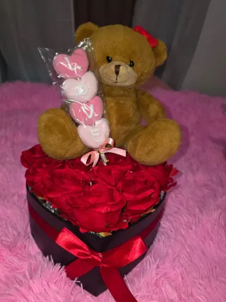 Oso de peluche con rosas y luces