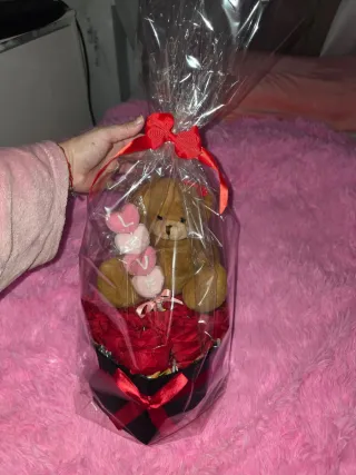 Oso de peluche con rosas y luces