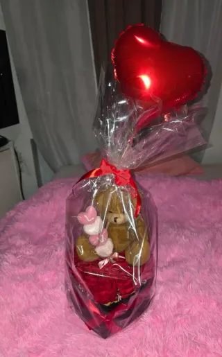 Oso de peluche con rosas y luces