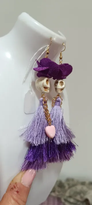 Pendientes largos calavera y borlas moradas