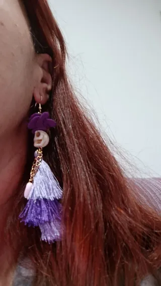 Pendientes largos calavera y borlas moradas