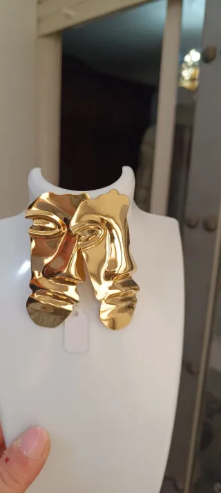 Pendientes dorados diseño abstracto