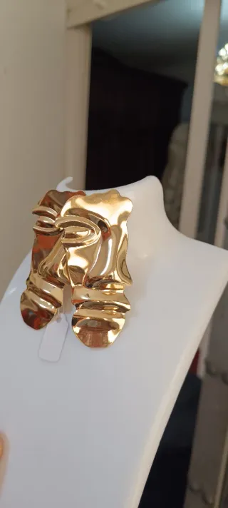 Pendientes dorados diseño abstracto