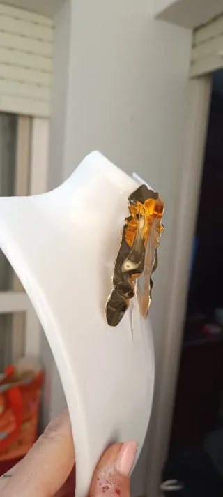 Pendientes dorados diseño abstracto