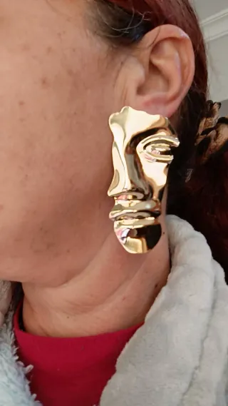 Pendientes dorados diseño abstracto