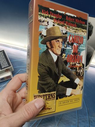 vhs, 3 películas especial Kirk douglas + retrato en marco