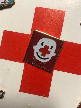 Caja 5 Pins Cruz Roja Edición Limitada