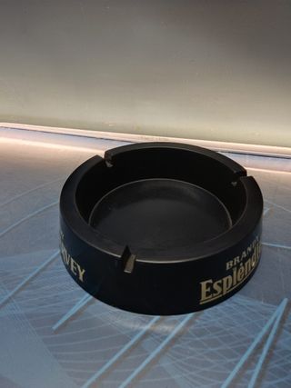 cenicero brandy Esplendido, color negro