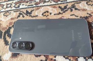 Samsung Galaxy A56 con funda y cargador