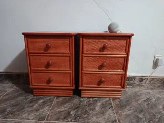Set di due comodini in legno e vimini