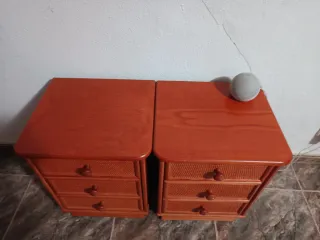 Set di due comodini in legno e vimini