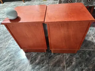 Set di due comodini in legno e vimini