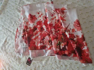 Pañuelo/bufanda floral rojo  ¡Nueva con etiqueta!