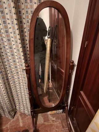 Espejo de pie ovalado de madera