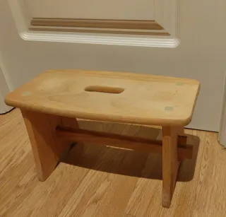 Taburete reposapies de madera