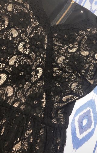 Vestido negro de encaje