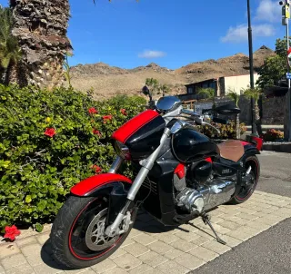 Moto Custom Suzuki Intruder 1800cc Negra y Roja