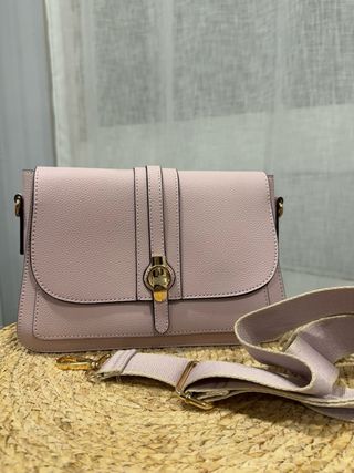 Bolso de Hombro Rosa con Hebilla Dorada