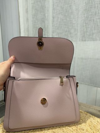 Bolso de Hombro Rosa con Hebilla Dorada