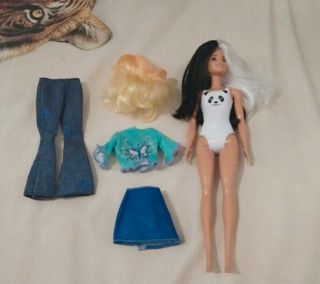 Barbie Color Reveal con vestiti non originali
