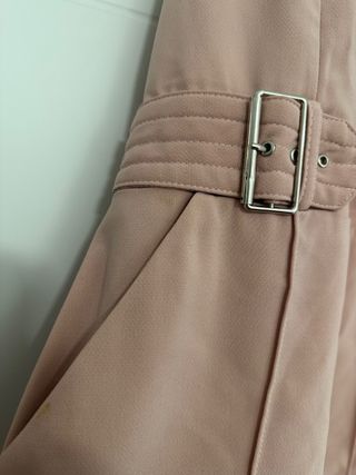 Mono corto rosa con espalda descubierta