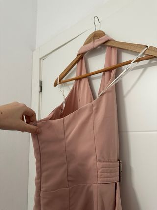 Mono corto rosa con espalda descubierta