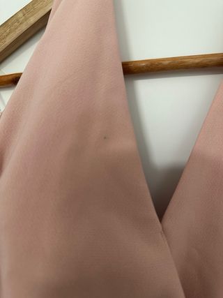 Mono corto rosa con espalda descubierta