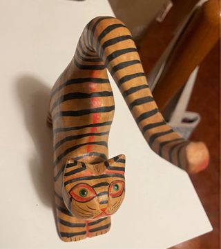 Gatto tigrato etnico in legno dipinto a mano