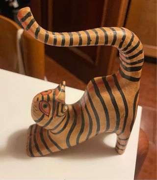 Gatto tigrato etnico in legno dipinto a mano