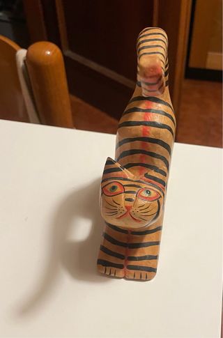Gatto tigrato etnico in legno dipinto a mano