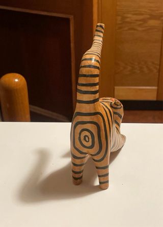 Gatto tigrato etnico in legno dipinto a mano