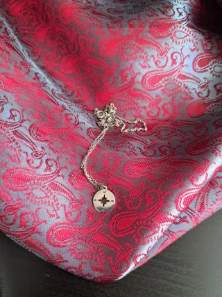 Collar de plata con brújula