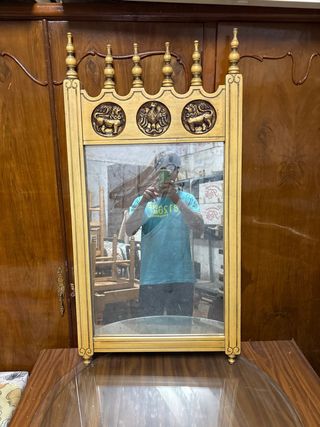 Cómoda de madera dorada con espejo a juego