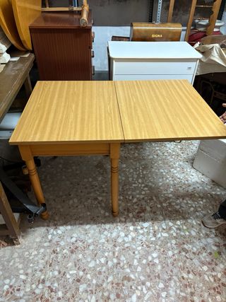 Mesa de madera y 4 sillas