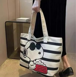 Bolso de mano y hombro snoopy nuevo.