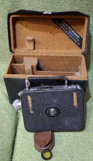 Cine-Kodak Eight Model 60 con estuche