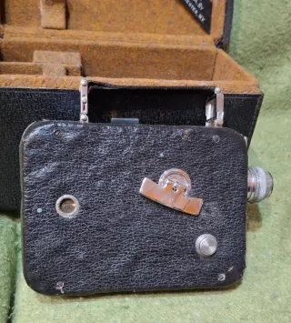 Cine-Kodak Eight Model 60 con estuche