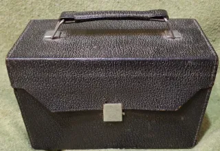 Cine-Kodak Eight Model 60 con estuche