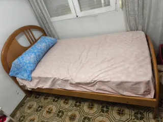 Cama de madera con colchón