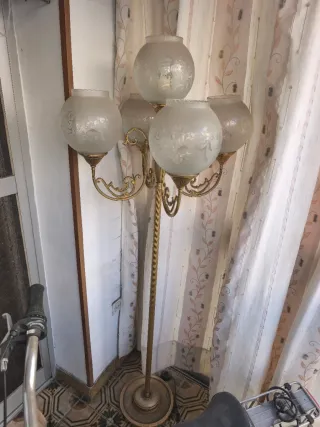 Lámpara de pie antigua dorada