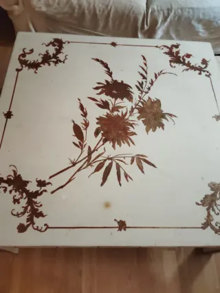 Mesa de centro cuadrada con diseño floral