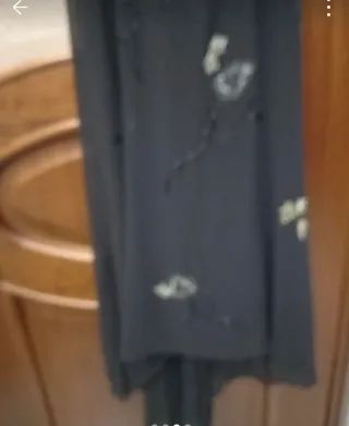 Vestito da cerimonia nero con fiori e coda