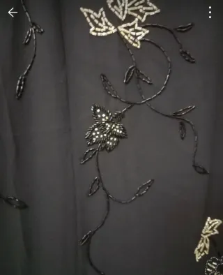 Vestito da cerimonia nero con fiori e coda