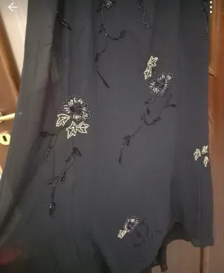 Vestito da cerimonia nero con fiori e coda