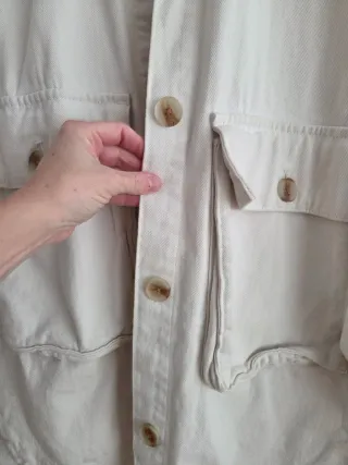 Sobrecamisa vaquera blanca corte oversize.