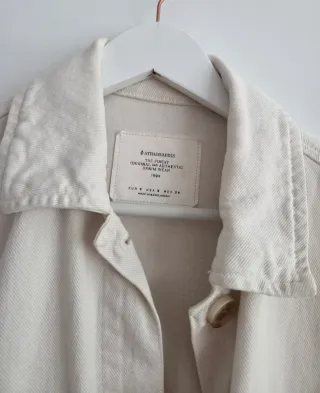 Sobrecamisa vaquera blanca corte oversize.