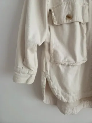 Sobrecamisa vaquera blanca corte oversize.