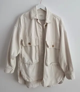 Sobrecamisa vaquera blanca corte oversize.