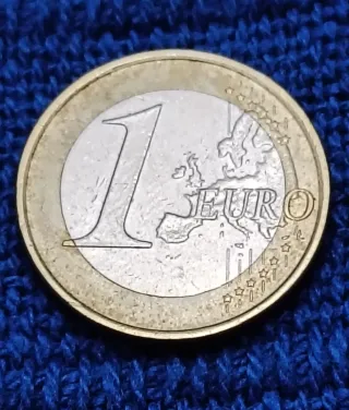 7A. 1 €. 2023. España. Pegote de metal en el labio