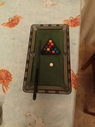 Mini mesa de billar con bolas y taco 5€